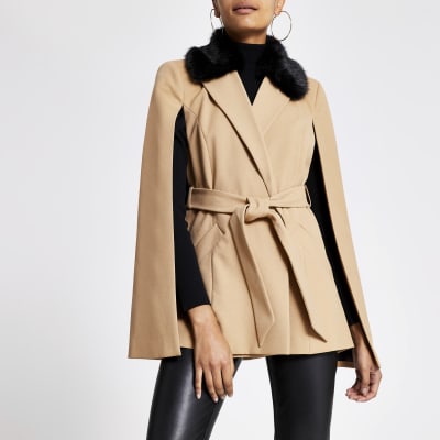 Beige capejack met ceintuur en kraag van imitatiebont