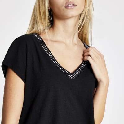 Schwarzes T-Shirt mit strassverziertem V-Ausschnitt und lockerer Passform