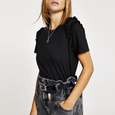 Zwart aansluitend shirt met ruche schouders