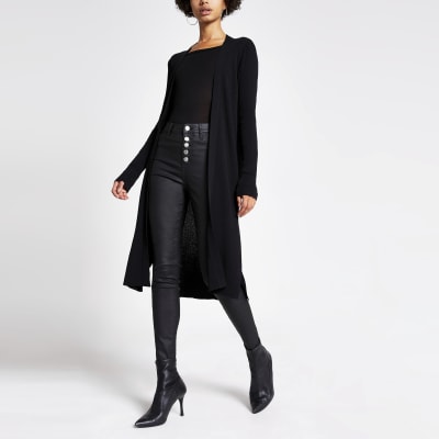 Schwarze Longline-Strickjacke im Rippenstrick