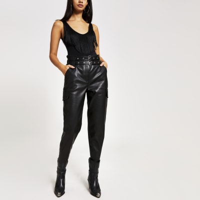 Zwarte mouwloze bodysuittop met V-hals en franje