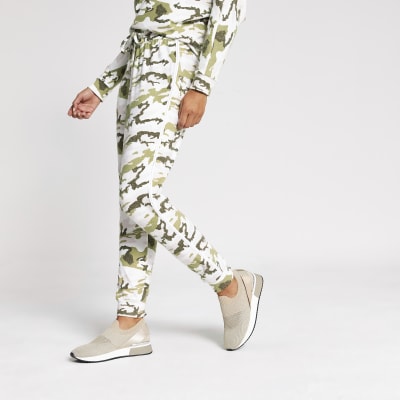 Jogginghose mit rosa Camouflage-Muster und Strasssteinen an den Seiten