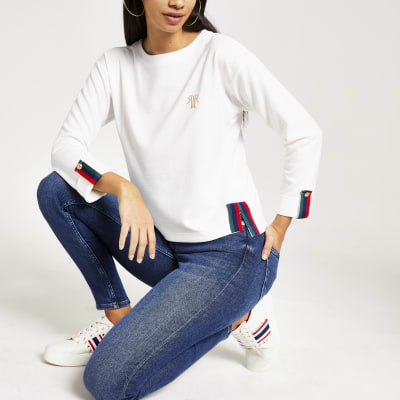 Weißes, langärmeliges Oberteil mit Kontrastbahn