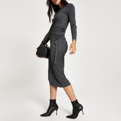 Langärmeliges, graues Oberteil im Rippenstrick mit Rüschen an der Seite