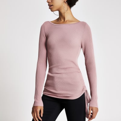 Langärmeliges, pinkfarbenes Oberteil im Rippenstrick mit Rüschen an der Seite