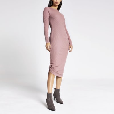 Dunkelrosa Kleid mit Rüschen im Rippenstrick