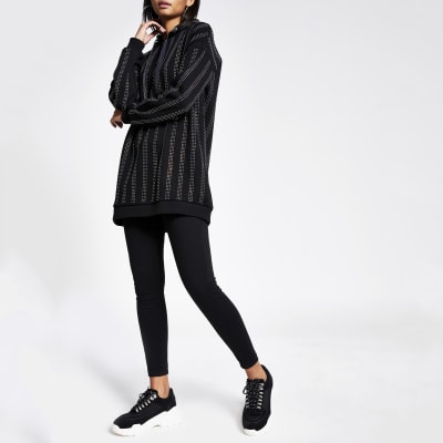 Schwarzer, lang geschnittener Hoodie mit Streifen aus Strasssteinchen