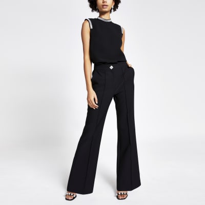 Schwarze, leicht ausgestellte Hose mit schickem Knopf