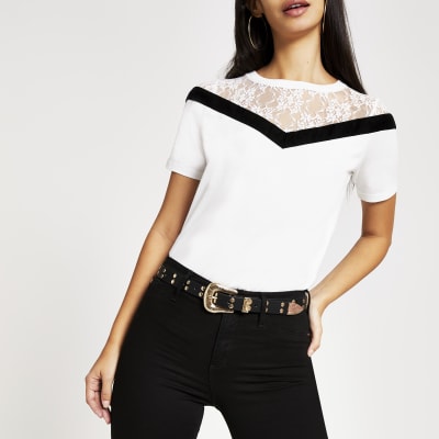 Kurzärmeliges T-Shirt mit Spitzeneinsatz in Weiß