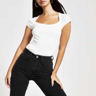 Wit uitgesneden geribbeld T-shirt met korte mouwen