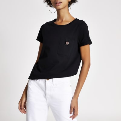 Schwarzes T-Shirt mit strassverziertem RI-Logo auf der Brusttasche