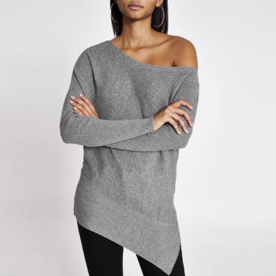 Grijze gebreide pullover met asymmetrische schouder en kabelpatroon