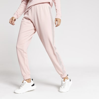 Roze joggingbroek verfraaid met siersteentjes