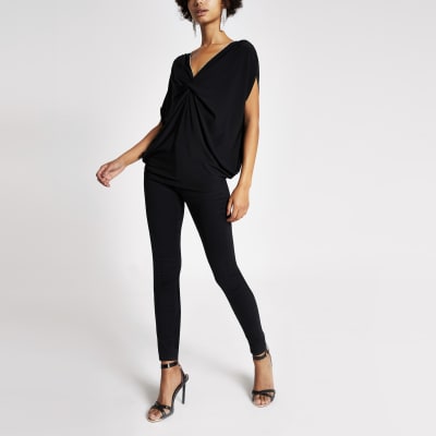 Schwarzes Oberteil mit strassverziertem Ausschnitt in Knoten-Optik