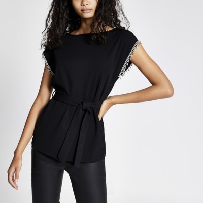 Schwarzes Oberteil mit Gürtel und Strassärmeln