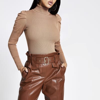 Brauner Strickpullover mit Rollkragen und Puffärmeln