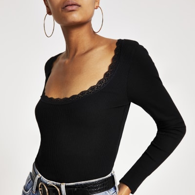 Schwarzes, geripptes Oberteil mit langen Ärmeln und Spitze