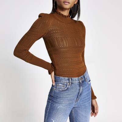 Bruine hoogsluitende top met ruches en lange pofmouwen