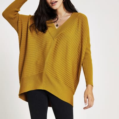 Gelber Rippstrickpullover mit V-Ausschnitt