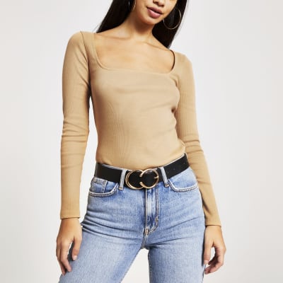 Camelkleurige geribbelde top met open hals en lange mouwen