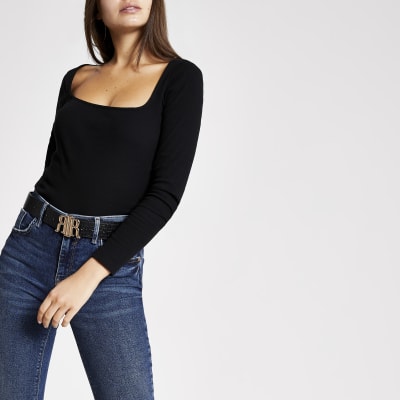 Haut côtelé noir à encolure carrée