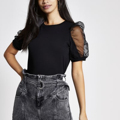 Schwarzes T-Shirt mit Puffärmeln