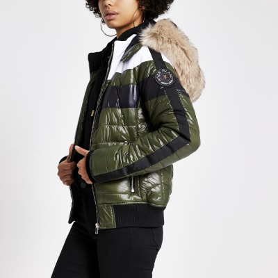 Gefütterte Jacke in Khaki mit Kunstfellkapuze in Hochglanz