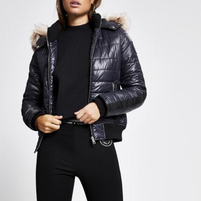 Veste matelassée bleu marine ultra brillante à capuche en fausse fourrure