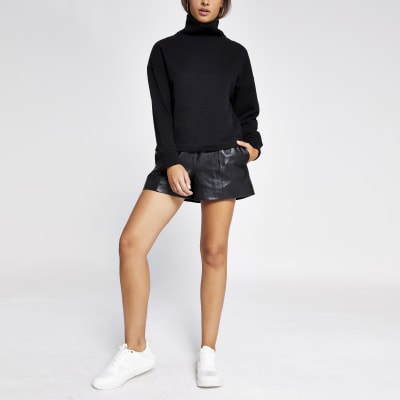 Schwarzes, hochgeschlossenes Sweatshirt