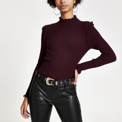 Dunkelrotes, figurbetontes Oberteil mit hohem Ausschnitt und Rüschen