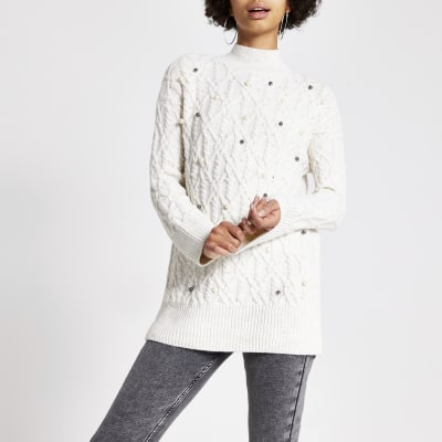 Crèmekleurige gebreide pullover met pareltuniek en kabelpatroon