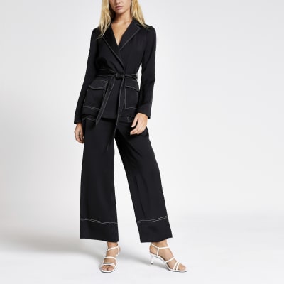 Schwarzer Utility-Blazer mit kontrastfarbenen Nähten und Gürtel