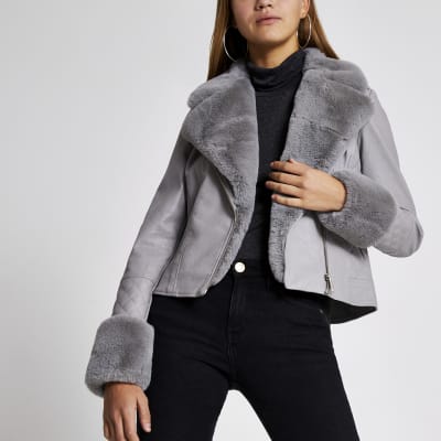 Graue, gesteppte Bikerjacke mit Kunstfellkragen