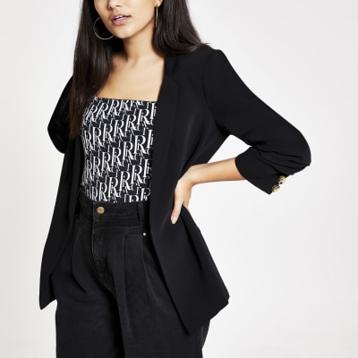 Schwarzer Blazer mit gerafften Ärmeln