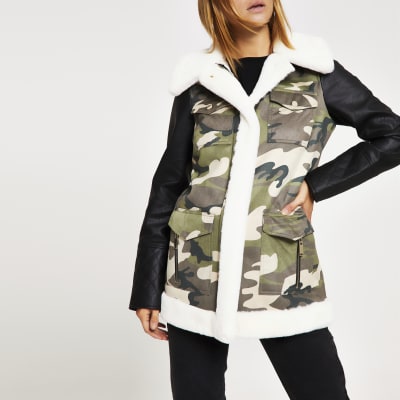 Kaki jack met camouflageprint en rand van imitatiebont