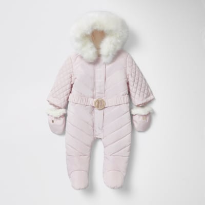 Pinker Schneeanzug mit Füßen