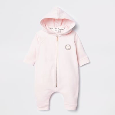 Rosa Strampelanzug mit Engelsflügeln und Kapuze