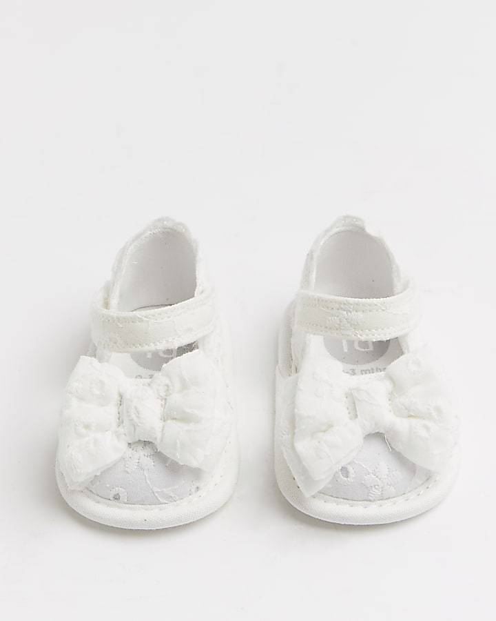Baby girls white bow broderie shoes