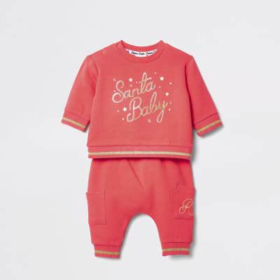 red sweatshirt outfit