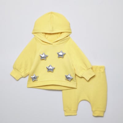 Baby yellow star oversized hoodie outfit