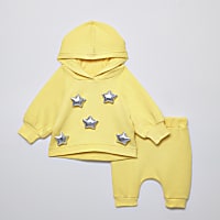Baby yellow star oversized hoodie outfit