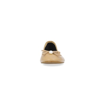 360 degree animation of product Beige bow detail ballerina pumps frame-21