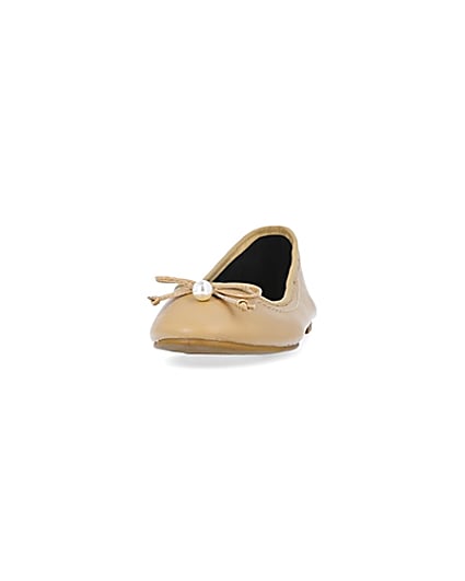 360 degree animation of product Beige bow detail ballerina pumps frame-22