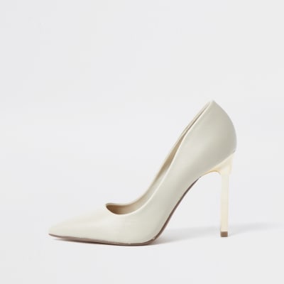 beige court shoes low heel
