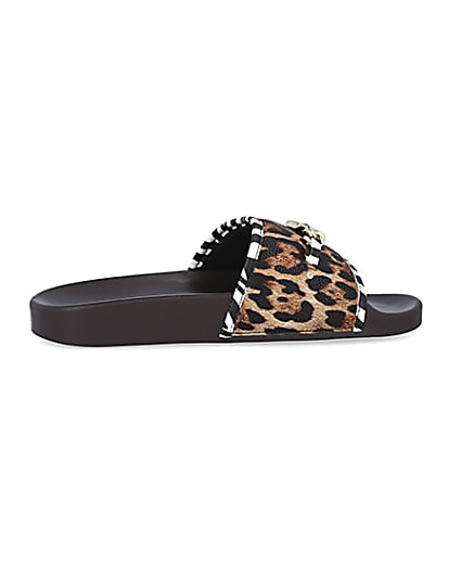 360 degree animation of product Beige leopard print sliders frame-14