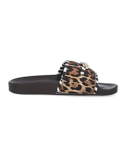 360 degree animation of product Beige leopard print sliders frame-15