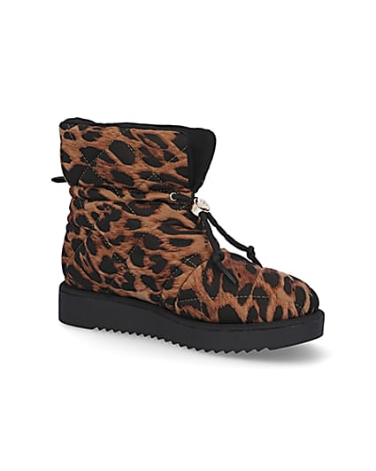 360 degree animation of product Beige leopard quilted puffer snow boots frame-17