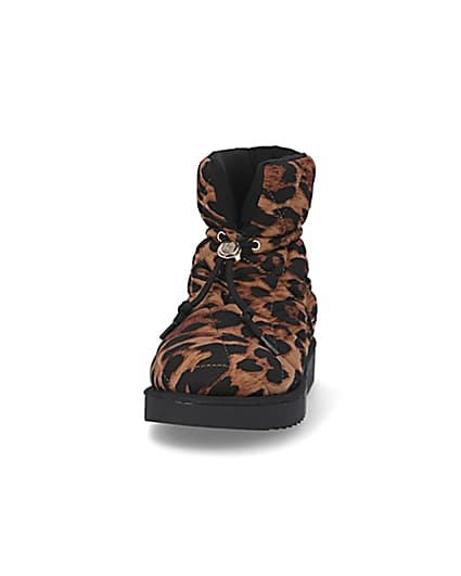 360 degree animation of product Beige leopard quilted puffer snow boots frame-22