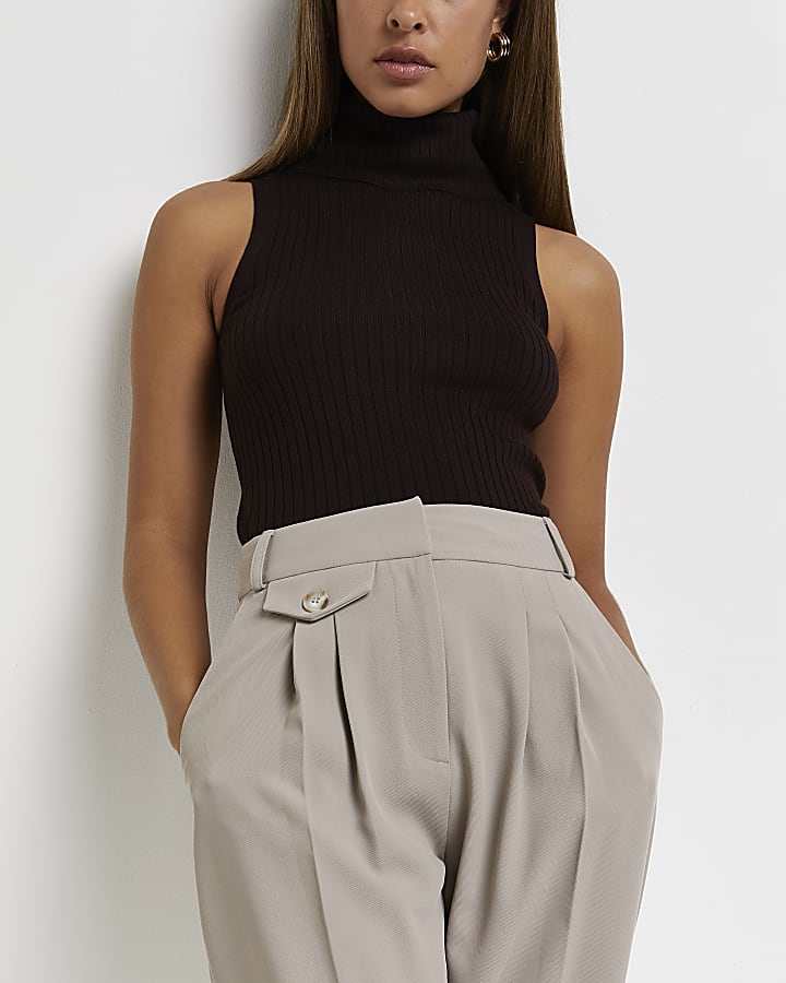 Beige pleated tapered trousers