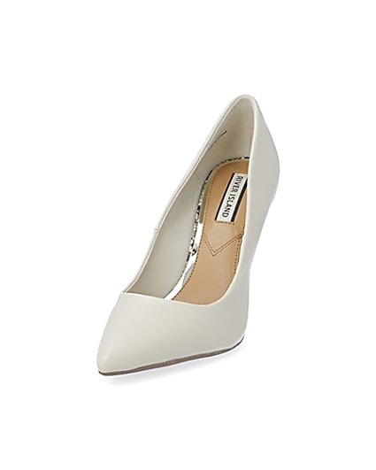 360 degree animation of product Beige pointed stiletto court heel frame-23
